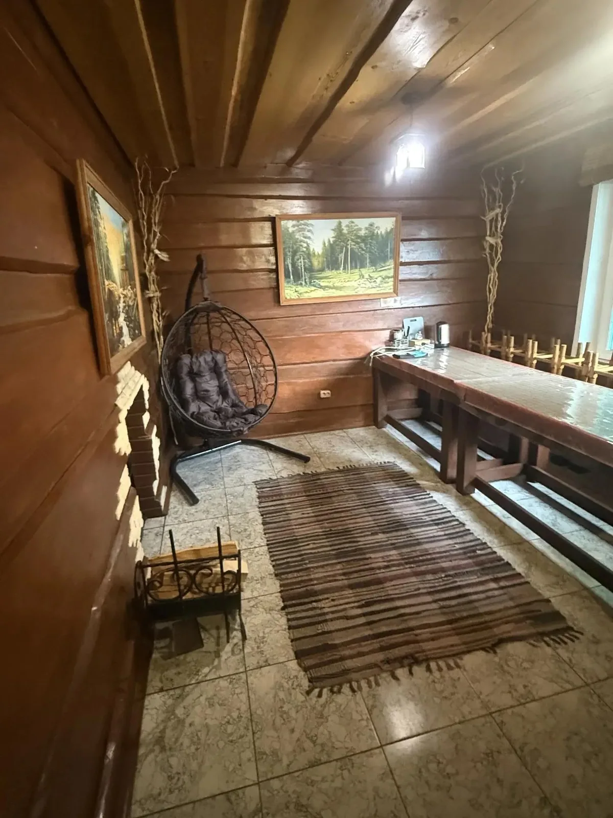 Стол и кресло в комнате отдыха