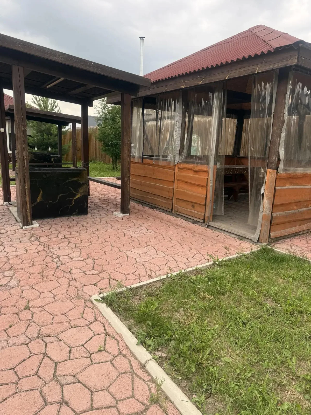 Вход в открытую беседку