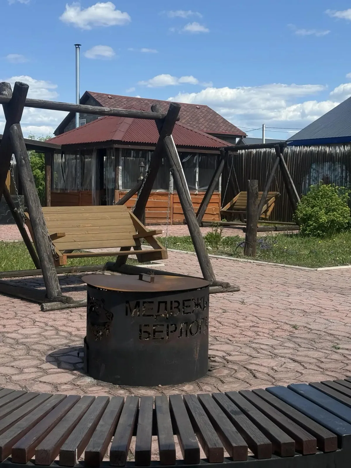 Место для отдыха у очага и качели