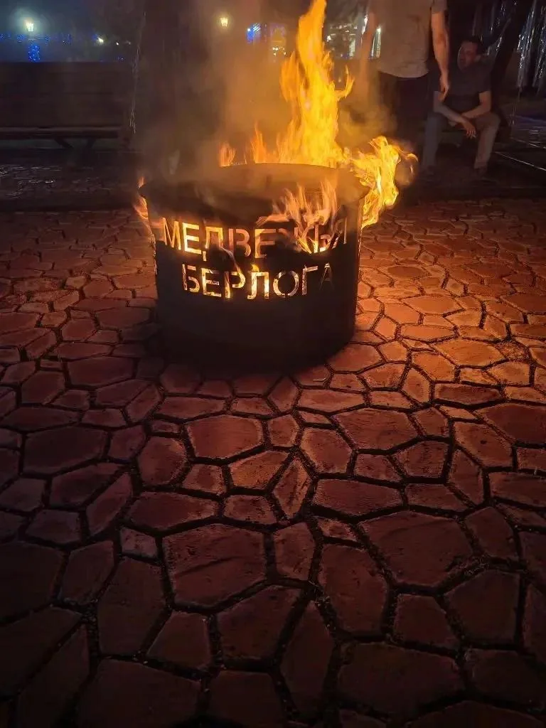 Вечерний огонь в очаге на территории